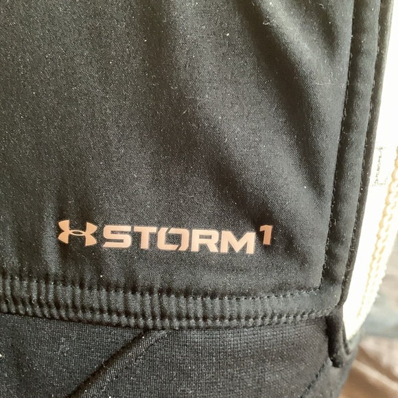 Scotsdale Underarmor golf vest. Black and fits long. 2 side zippers. - Picture 4 of 8